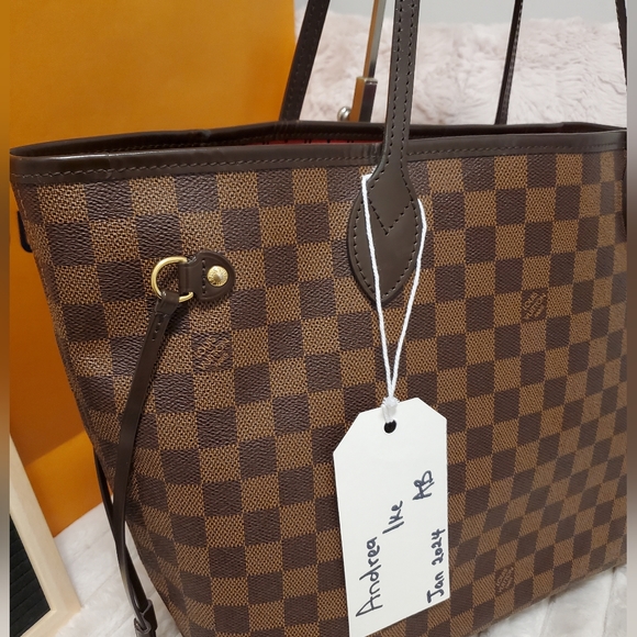 Louis Vuitton Neverfull MM in Cherry Interior - Picture 2 of 16